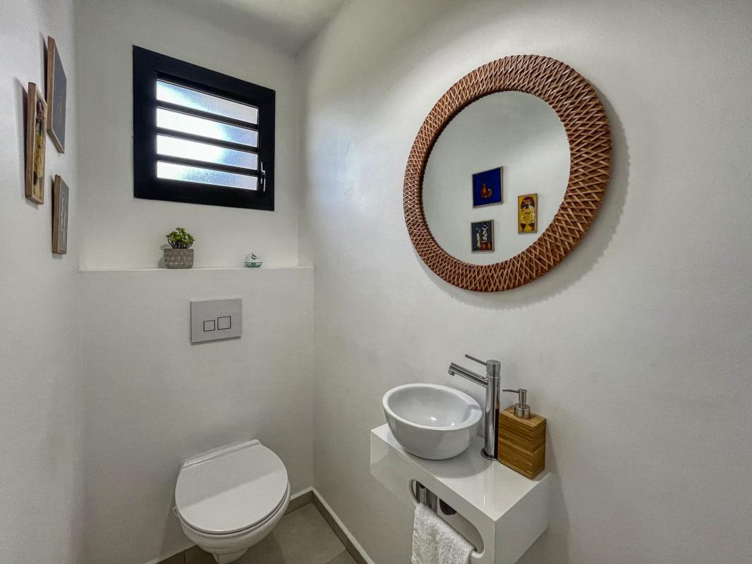 35.Location-villa-piscine-Saint-François-Guadeloupe_Toilette invité